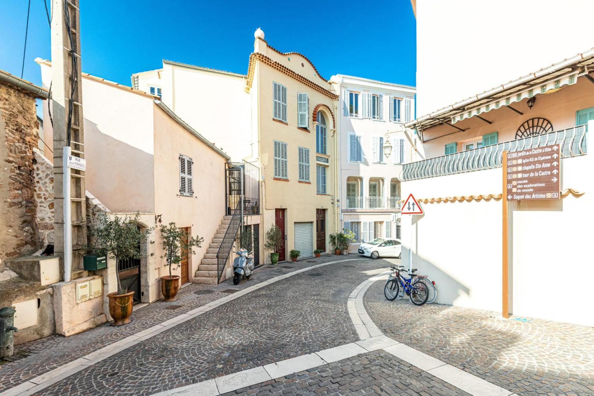 Atypical Old Town In Large Terrace *